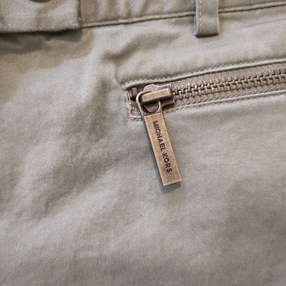 Michael Kors green Bermuda zipper pocket shorts , size 6